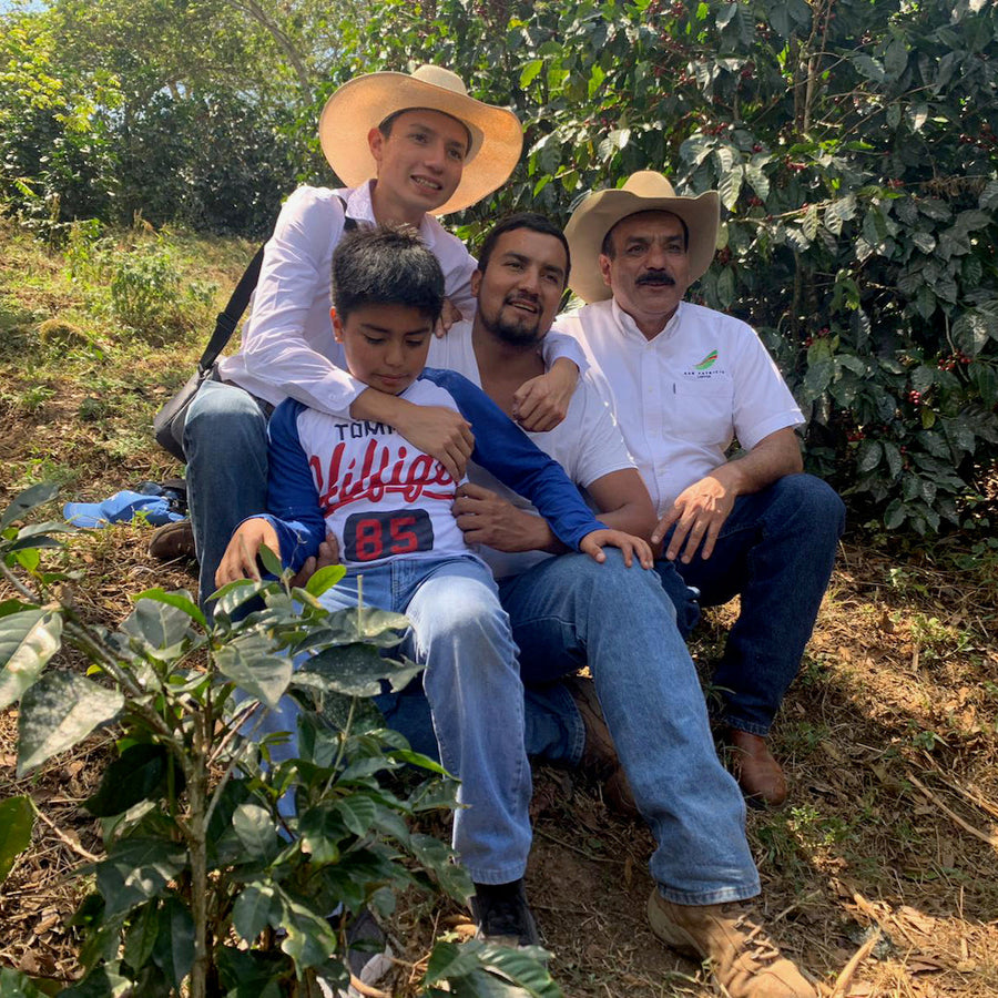 Guadalupe Alberto 'Beto' Reyes & family. El Limon, Palencia, Guatemala | Hasbean.co.uk
